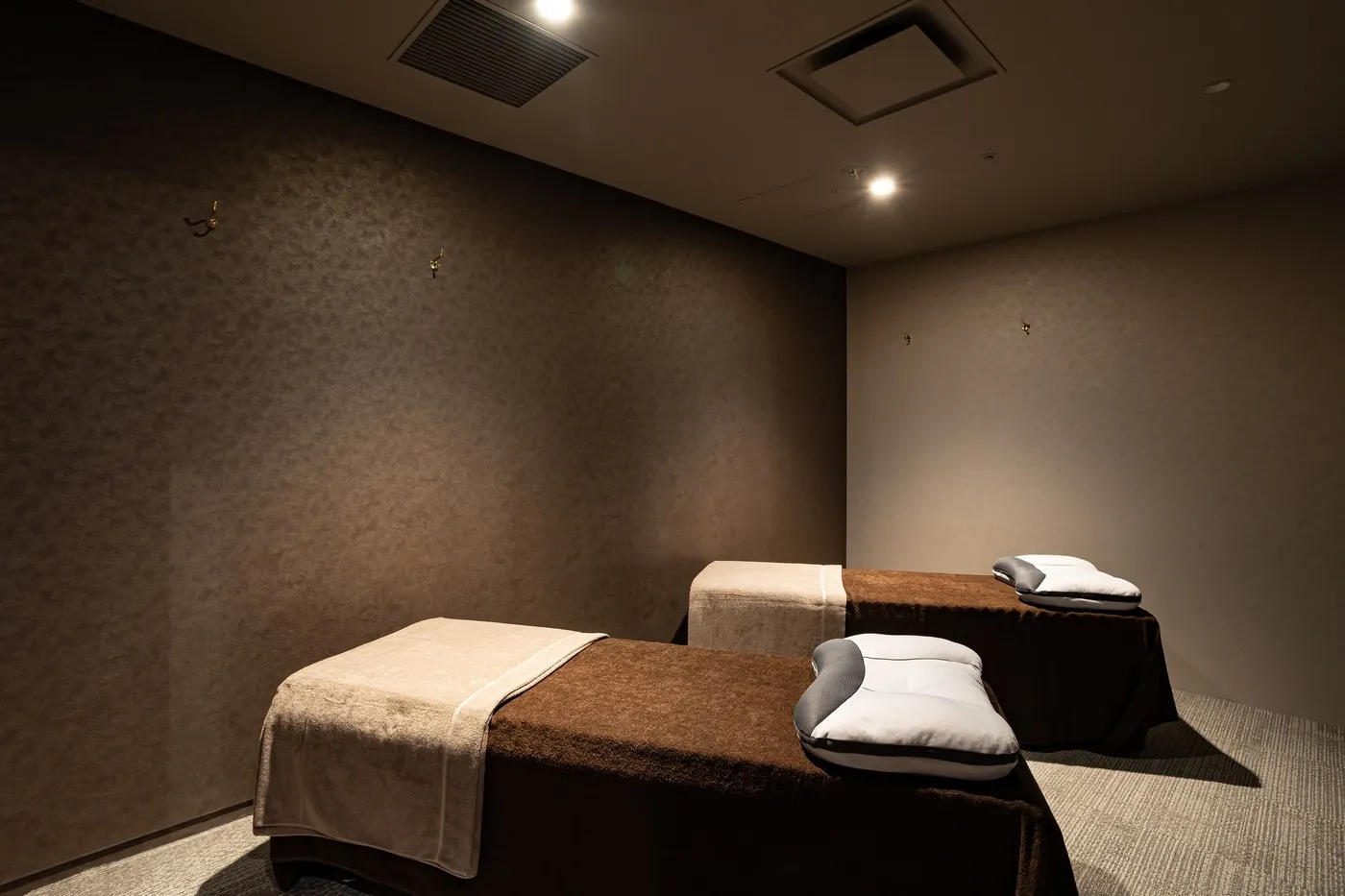 The twin room at Namikoshi Shiatsu Salon